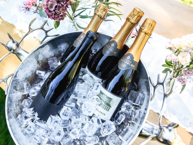 A highlight of the Jagdhof calendar: the Porsche Meetup Bottles of sparkling wine and wine in an ice bucket with deer handles