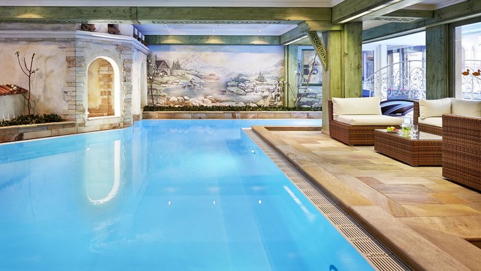 Wie es sich für ein 5-Sterne-Hotel gehört: die Angebote. Innenpool mit blauer Beleuchtung und gemütlicher Sitzlounge