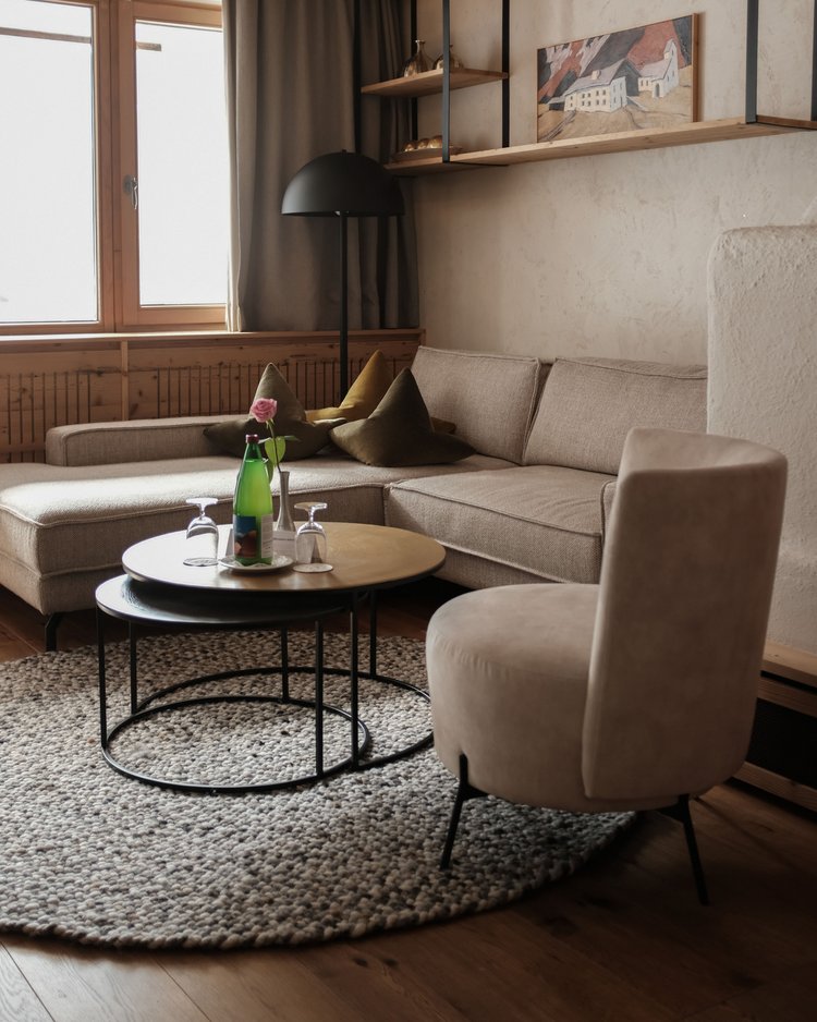 Außergewöhnliche Veranstaltungen im Jagdhof Gemütliches Wohnzimmer mit Sofa, Sessel, zwei Tischen und Fenster