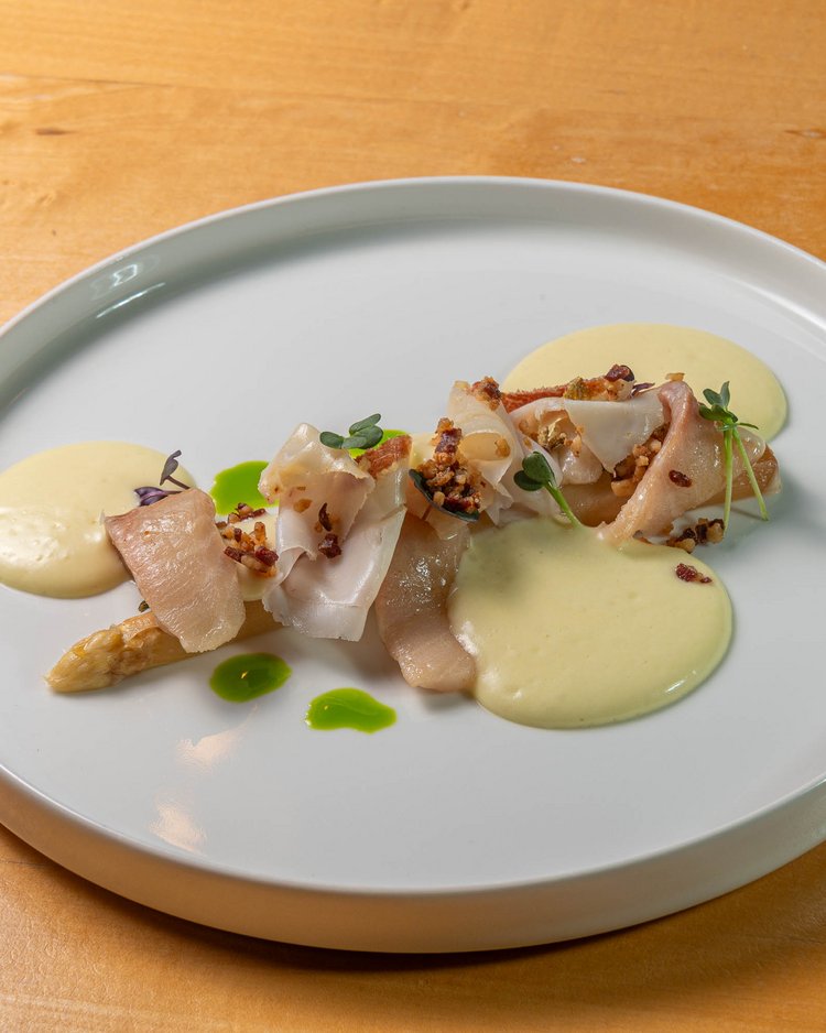 Außergewöhnliche Veranstaltungen im Jagdhof Fein angerichtetes Fischgericht mit Sauce und Kräutern auf weißem Teller
