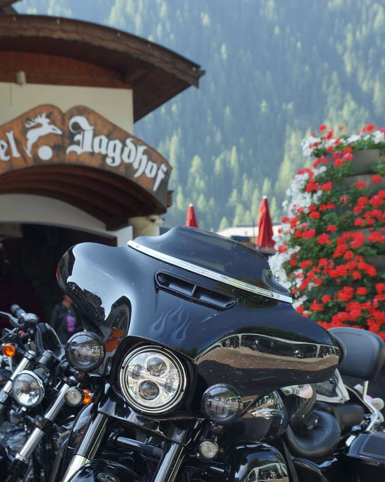 Außergewöhnliche Veranstaltungen im Jagdhof Mehrere Motorräder vor dem Hotel Jagdhof mit Bergen und Blumen im Hintergrund