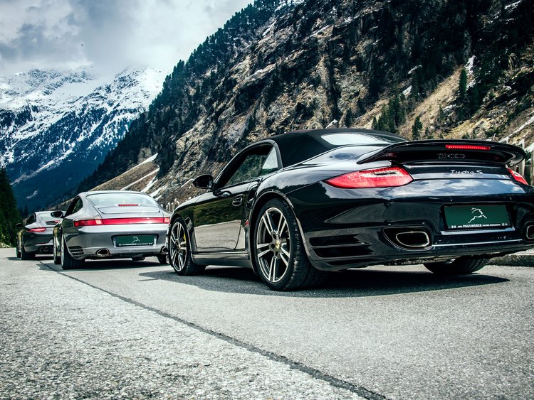 Außergewöhnliche Veranstaltungen im Jagdhof Drei Porsche Sportwagen in Berglandschaft mit Schnee auf den Gipfeln