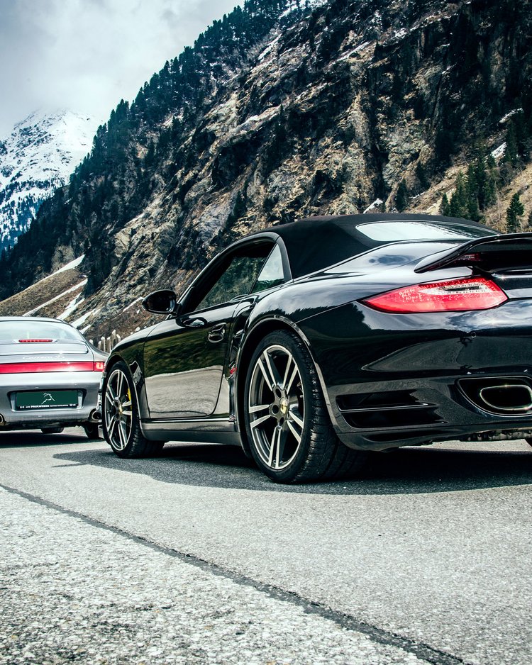 Außergewöhnliche Veranstaltungen im Jagdhof Drei Porsche Sportwagen in Berglandschaft mit Schnee auf den Gipfeln