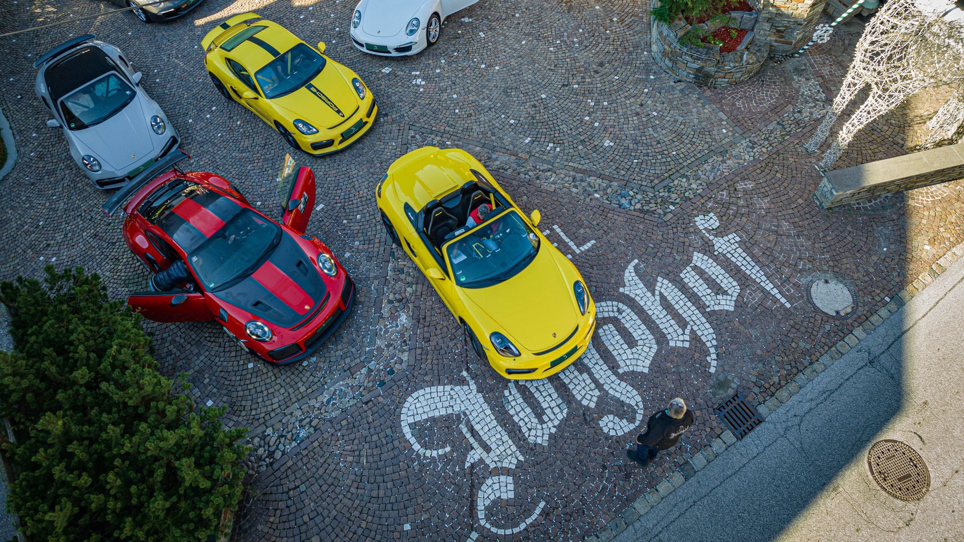 Außergewöhnliche Veranstaltungen im Jagdhof Mehrere Sportwagen auf gepflastertem Hof mit Hotel Jagdhof Schriftzug