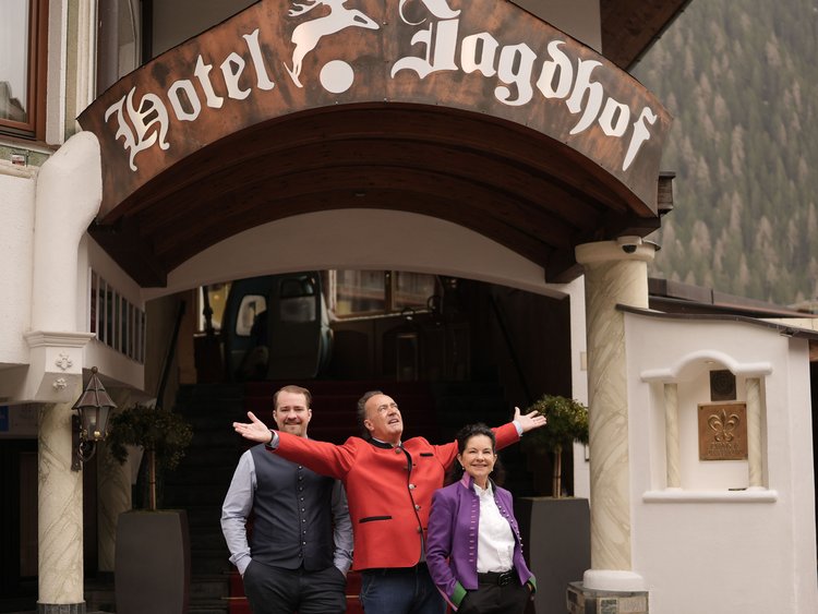Außergewöhnliche Veranstaltungen im Jagdhof Drei Personen stehen vor dem Eingang des Hotels Jagdhof mit rotem Teppich