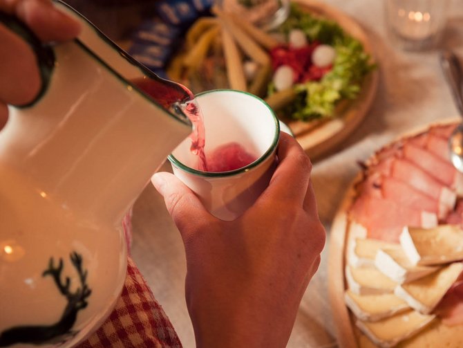 Natura, tradizioni e attrazioni vicino allo Jagdhof Bevanda versata da una brocca in una tazza con piatto di salumi sullo sfondo