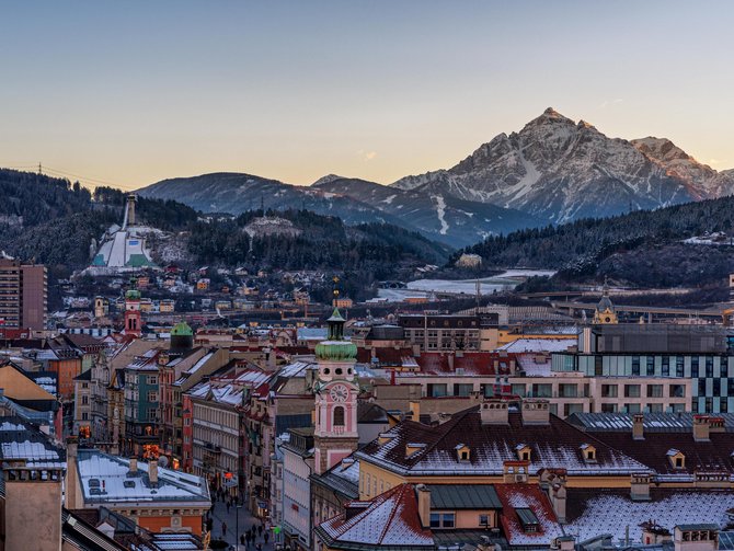 Natura, tradizioni e attrazioni vicino allo Jagdhof Città con edifici storici sotto le Alpi innevate al tramonto