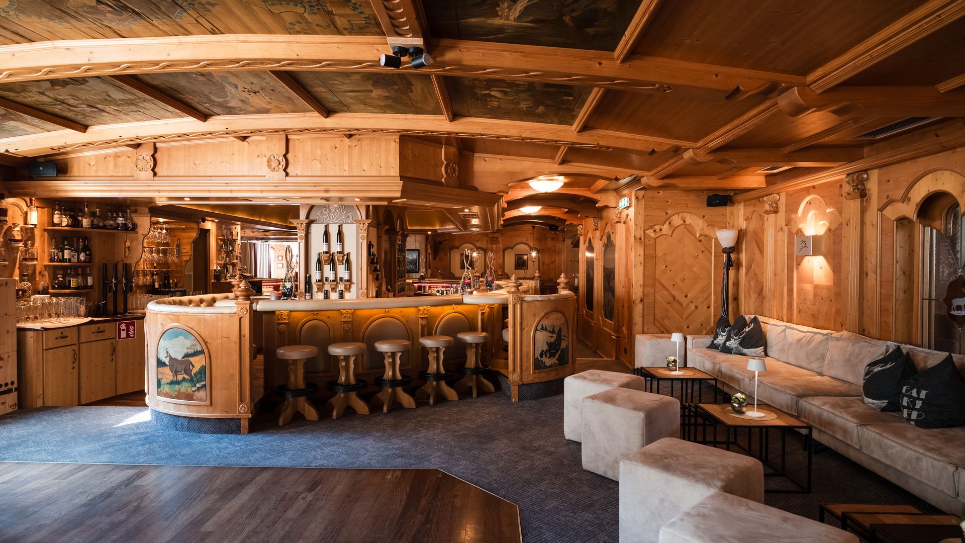 Willkommen im einzigen 5-Sterne-Hotel im Stubaital! Gemütliche Holzbar und Lounge mit Holzmöbeln und Sofa