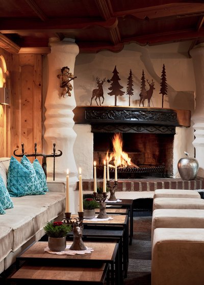 Willkommen im einzigen 5-Sterne-Hotel im Stubaital! Gemütlicher Wohnzimmerbereich mit Kamin, Kerzen und blauen Kissen