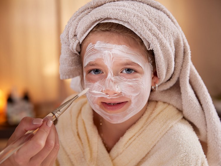La suite con spa in camera più bella dell’Austria Bambina con maschera viso applicata con pennello a casa