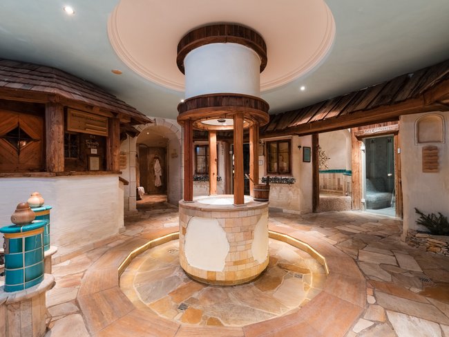 Auf in Ihr De-luxe-Wellnesshotel im Stubaital Innenbereich eines Wellness-Spa mit Sauna und Brunnen
