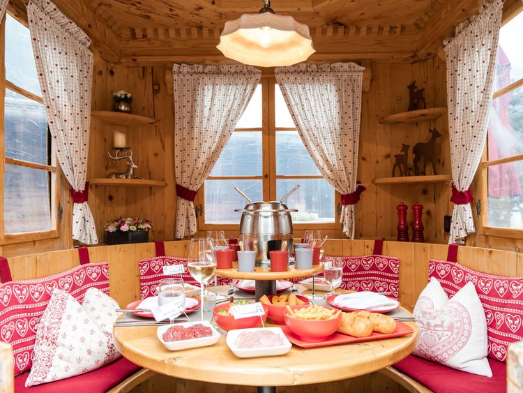 The Fondue Gondola: a unique experience at the Jagdhof Cozy room with fondue and traditional snacks