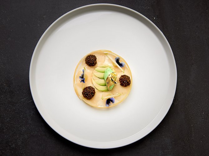Provate anche voi la cucina tipica austriaca! Piatto gourmet con perle e fiori commestibili su piatto bianco