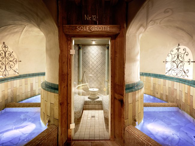 Auf in Ihr De-luxe-Wellnesshotel im Stubaital Innenansicht der Sole Grotte mit salzhaltigem Wasserkreis und Liegebereich