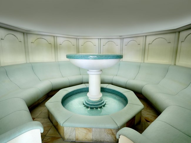 Auf in Ihr De-luxe-Wellnesshotel im Stubaital Hermetischer Raum mit rundem Sitzbereich und zentralem Wasserspender