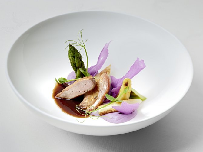 Provate anche voi la cucina tipica austriaca! Piatto gourmet con asparagi, carne, salsa e crema viola ben impiattato