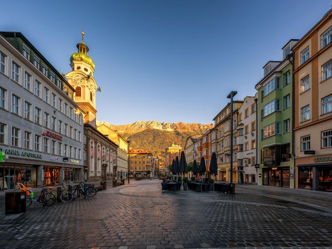 Natura, tradizioni e attrazioni vicino allo Jagdhof Piazza pedonale serale con torre dell'orologio storica e montagne sullo sfondo