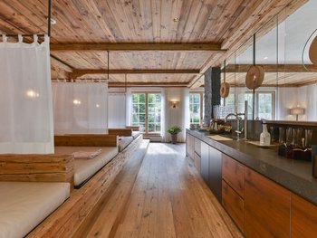 Willkommen im einzigen 5-Sterne-Hotel im Stubaital! Gemütlicher Spa-Ruheraum mit Holzdecke und Tagesbetten