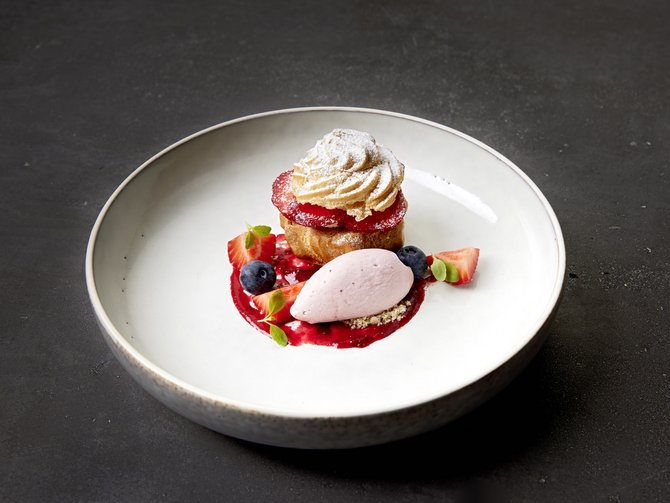 Willkommen im einzigen 5-Sterne-Hotel im Stubaital! Feines Dessert mit Windbeutel, Erdbeeren, Brombeeren und rotem Soßenspiegel